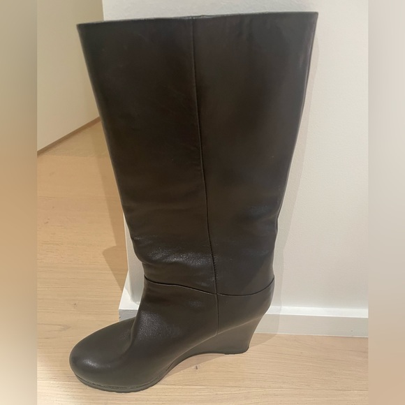 Black leather Prada boot. Women’s size 7. Barely worn - like new - Picture 1 of 3